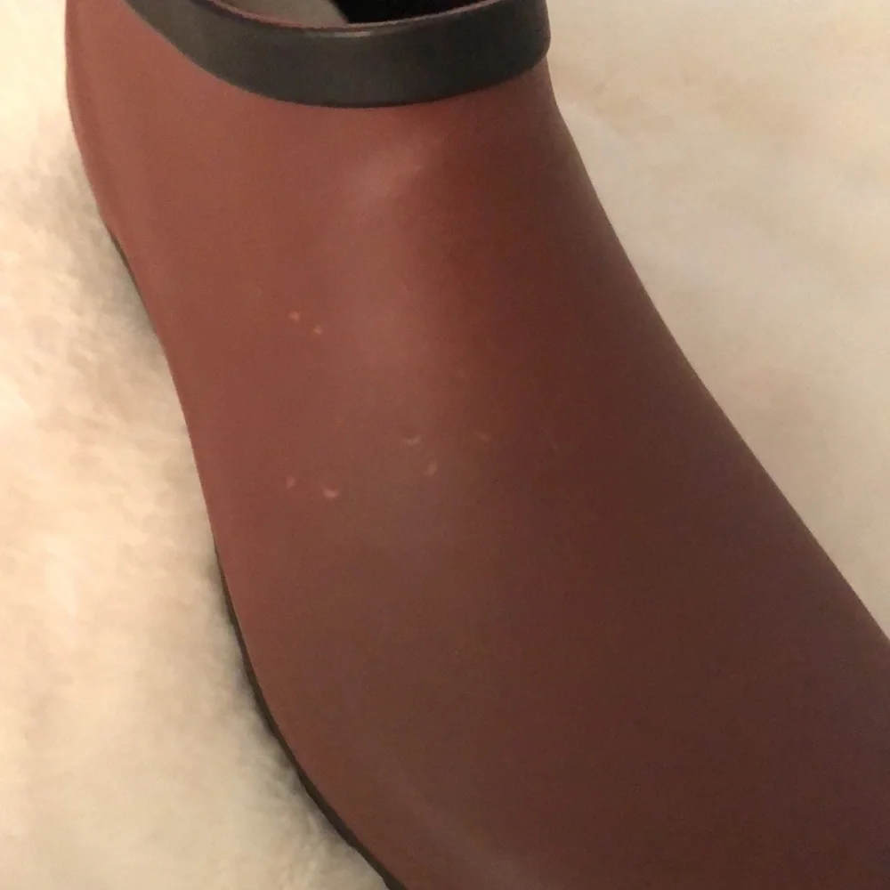 Nomad rubber booties, size 9